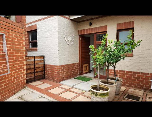 3 BEDROOM TOWNHOUSE FOR SALE IN MOOIKLOOF RIDGE ESTATE